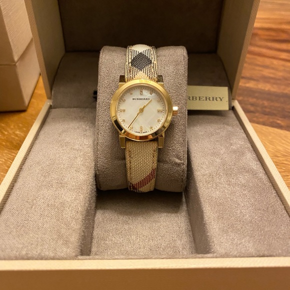 Burberry watch - Picture 3 of 7